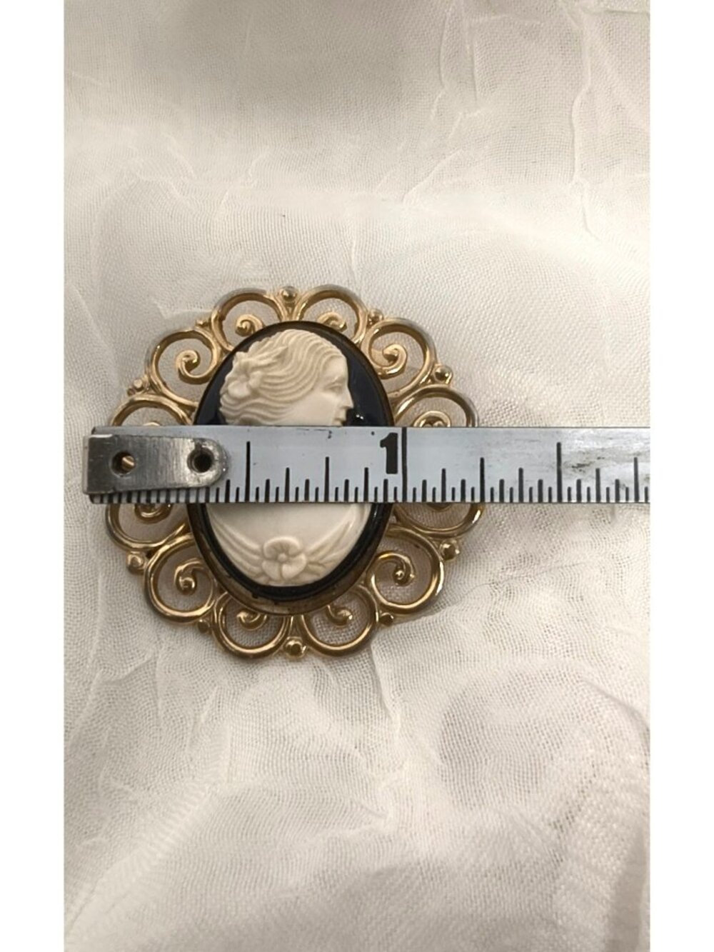 Vintage Cameo Jewelry Set With Brooch, Clip-On Earrings & Adjustable Ring - Picture 9 of 9